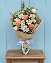 Букет цветов из:  Альстромерии, Лизиантусы, Розы и Хризантемы в Тюльган