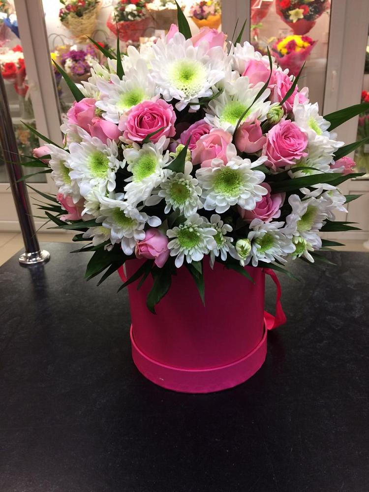 Цветочная композиция из Розы и Хризантемы в шляпной коробке в Тюльган